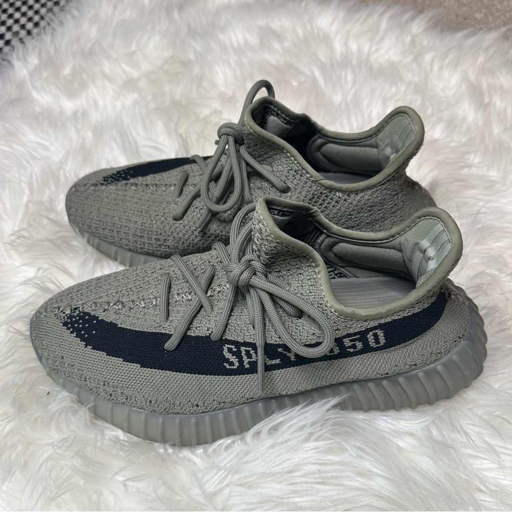 Yeezy 350 Men’s 7.5 Women’s 9.0